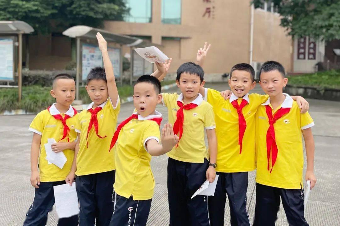 铁笼中的小鹿逃脱